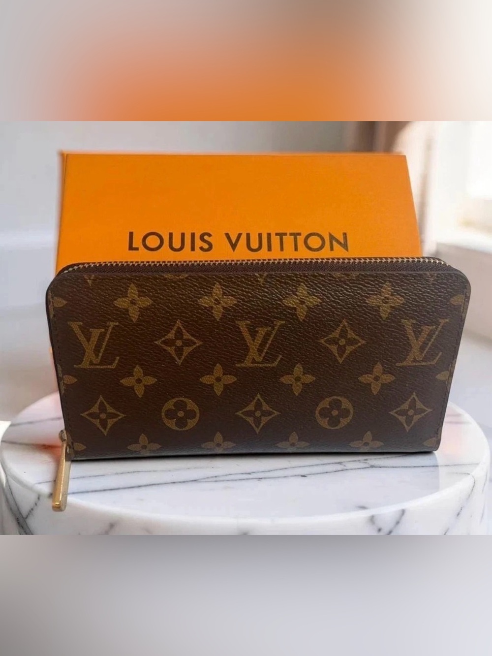 Women fashion Zip-Around Wallet in Brown